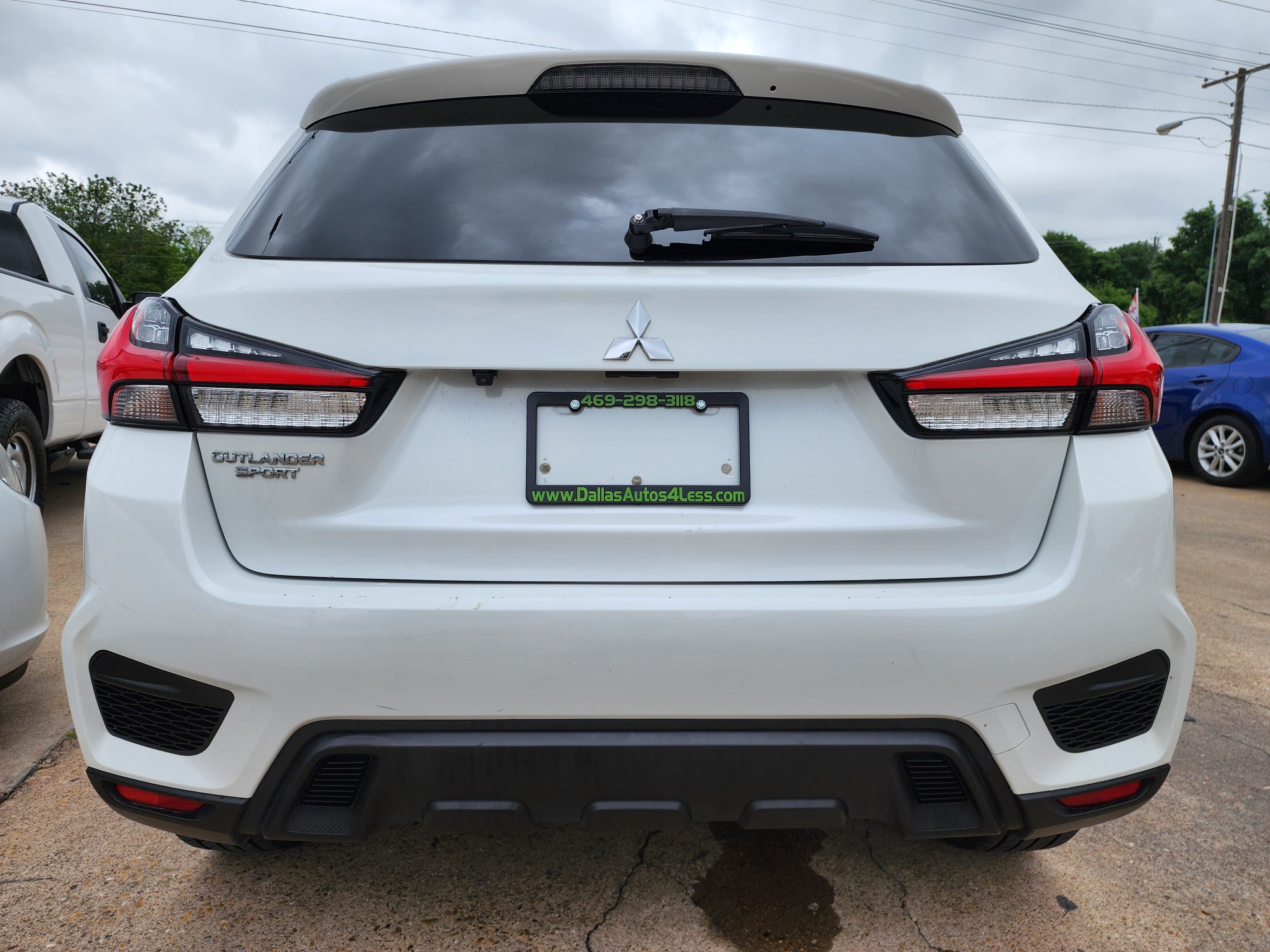 2020 DIAMOND WHITE Mitsubishi Outlander Sport SPORT (JA4AP3AU4LU) with an 2.0L L4 DOHC 16V engine, CVT transmission, located at 2660 S.Garland Avenue, Garland, TX, 75041, (469) 298-3118, 32.885387, -96.656776 - Welcome to DallasAutos4Less, one of the Premier BUY HERE PAY HERE Dealers in the North Dallas Area. We specialize in financing to people with NO CREDIT or BAD CREDIT. We need proof of income, proof of residence, and a ID. Come buy your new car from us today!! This is a Very clean 2020 MITSUBISHI - Photo #4